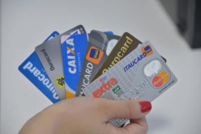 Juros do rotativo do cartão de crédito sobem para 490,3% ao ano