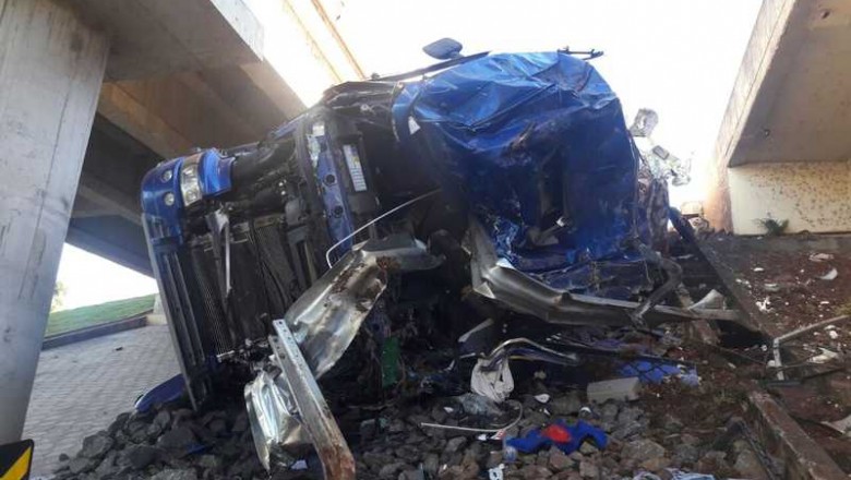 Caminhão cai de ponte e motorista morre na BR-376