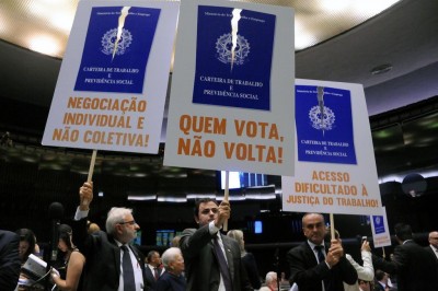 Sob protestos, Câmara aprova texto-base do projeto de lei da reforma trabalhista