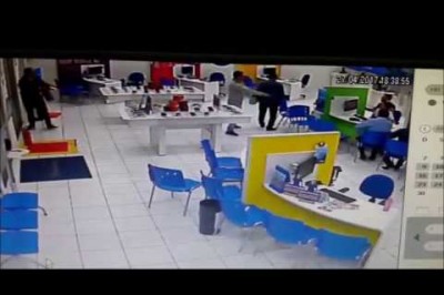 (Vídeo) Dupla rouba R$ 100 mil em celulares