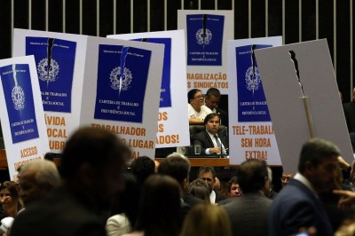 Vinte de 27 deputados paranaenses votaram a favor da reforma trabalhista