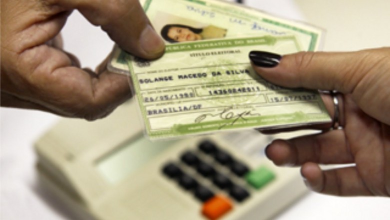 Quem não votou nas últimas eleições tem até amanhã para regularizar situação