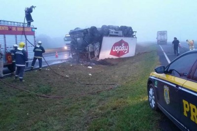 Caminhão tomba e pega fogo em rodovia de Ponta Grossa