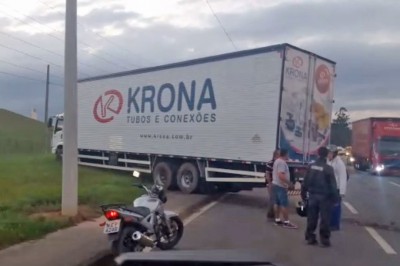 (Vídeo) Caminhoneiro sob efeito de drogas causa acidente na BR-101 em Santa Catarina