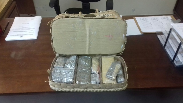 Mãe é presa ao tentar entregar droga para o filho preso