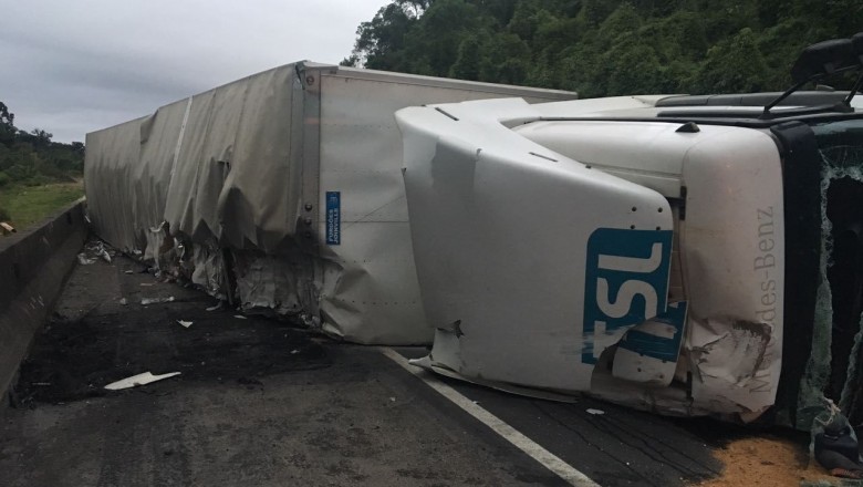 Caminhão carregado com roupas tomba na BR 116, em Campina Grande do Sul