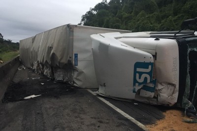 Caminhão carregado com roupas tomba na BR 116, em Campina Grande do Sul