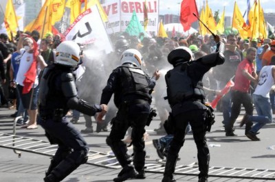 Manifestantes e policiais se enfrentam em protesto na Esplanada