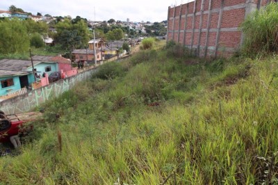 Carro sai da pista e despenca em barranco