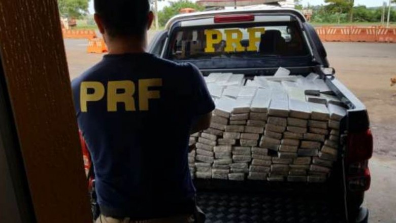 PRF apreende quase 500 kg de maconha dentro de carro