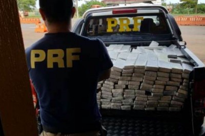 PRF apreende quase 500 kg de maconha dentro de carro