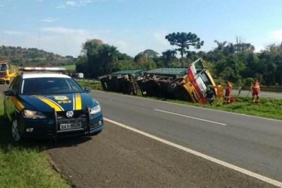 Caminhão tomba e homem morre na BR-376