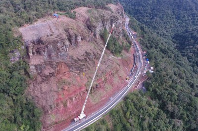 BR 116, que liga Curitiba e Santa Catarina, está totalmente bloqueada nos dois sentidos