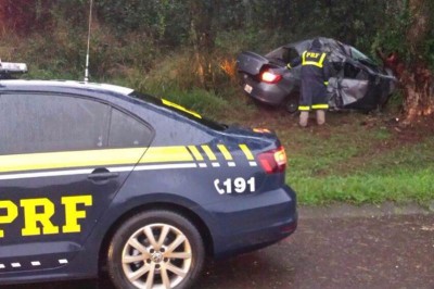 Saída de pista causa duas mortes na BR-277