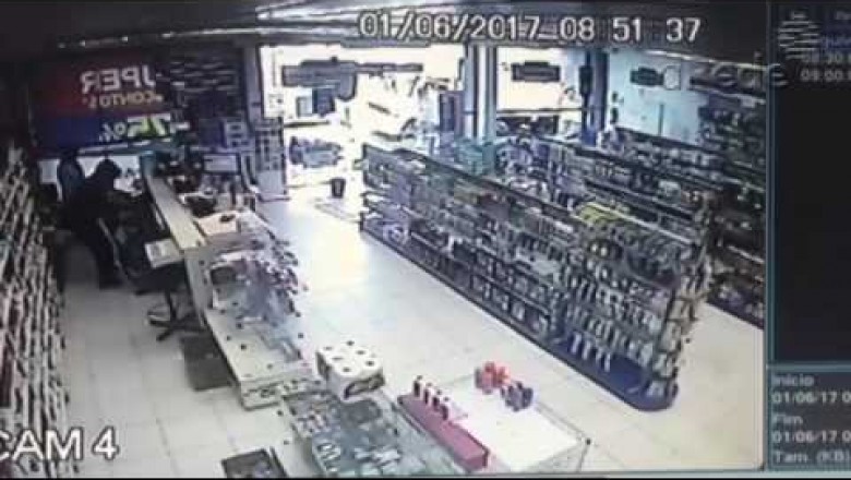 Câmera registra assalto a farmácia no centro de Ponta Grossa