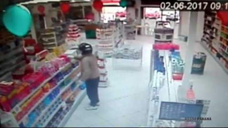 Câmeras de segurança de uma farmácia registram furto de absorvente 