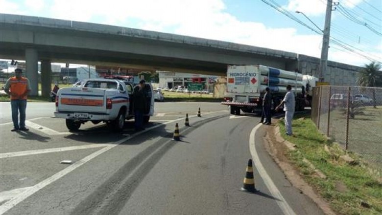 Roda de carreta que transporta hidrogênio se solta no Contorno Sul
