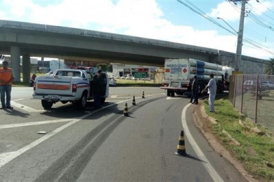 Roda de carreta que transporta hidrogênio se solta no Contorno Sul