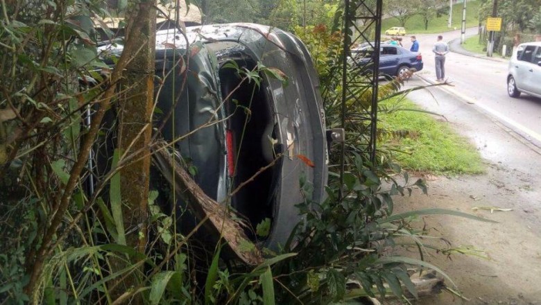 Carro com mulher e duas crianças capota no Barreirinha