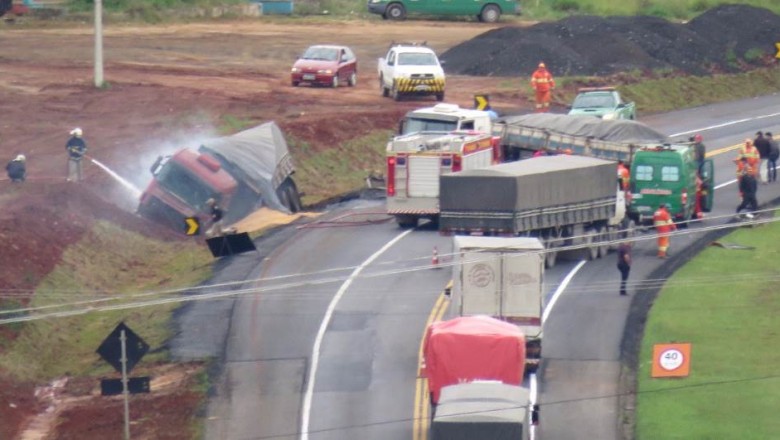 Acidente envolvendo três caminhões e dois carros interdita a BR-277