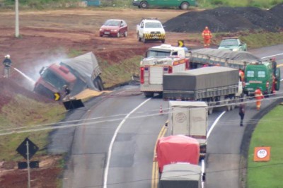 Acidente envolvendo três caminhões e dois carros interdita a BR-277