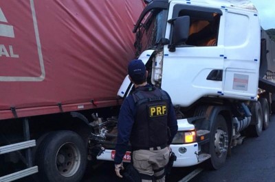 Caminhão sem freio causa acidente na BR-376, região de Guaratuba