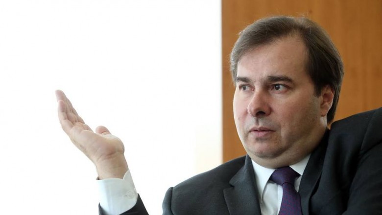 Em caso de denúncia, Congresso pode suspender recesso, diz Maia