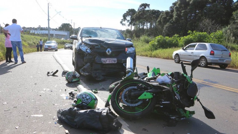 Pais vão visitar filha em Ponta Grossa e sofrem acidente de carro