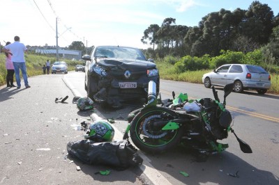 Pais vão visitar filha em Ponta Grossa e sofrem acidente de carro