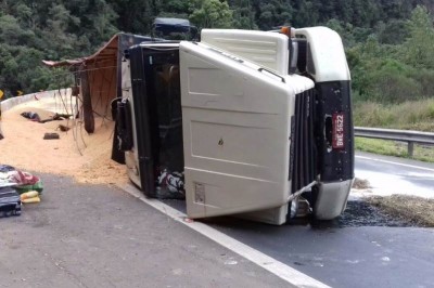 Caminhão carregado com soja tomba na BR-277