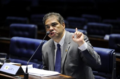 Senador do PMDB acusa Temer de chantagem e cobra renúncia do presidente