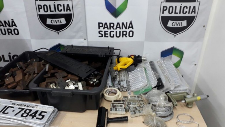 Suspeita de manter fábrica clandestina de placas frias é presa em Pinhais