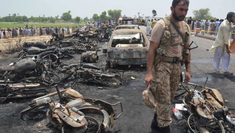Explosão de caminhão-tanque no Paquistão deixa mais de 130 mortos