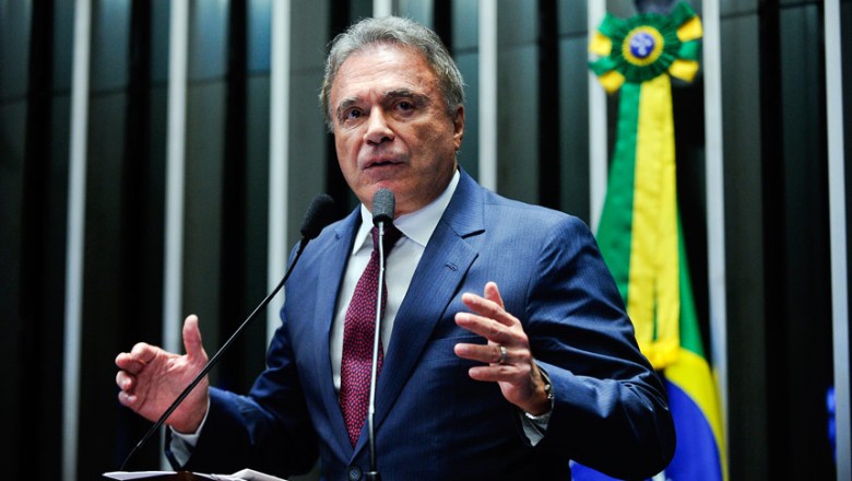 De olho na Presidência, Álvaro Dias se filia ao Podemos