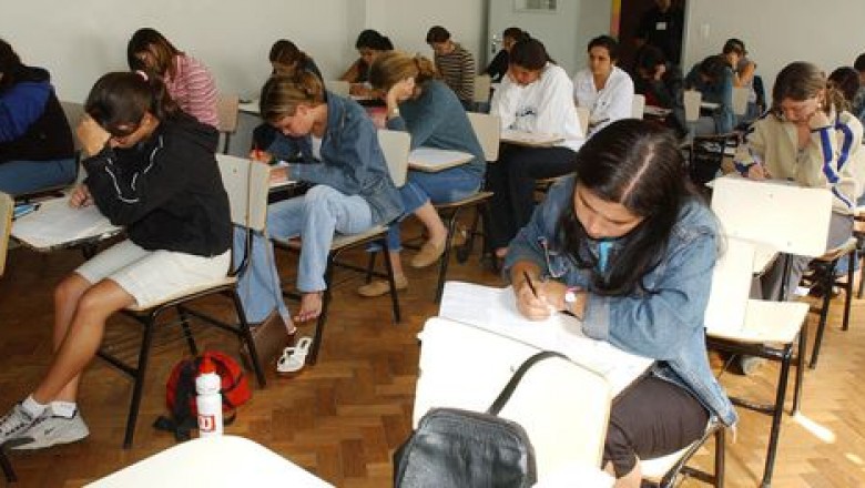 Governo anuncia 100 mil vagas a juro zero para Fies em 2018