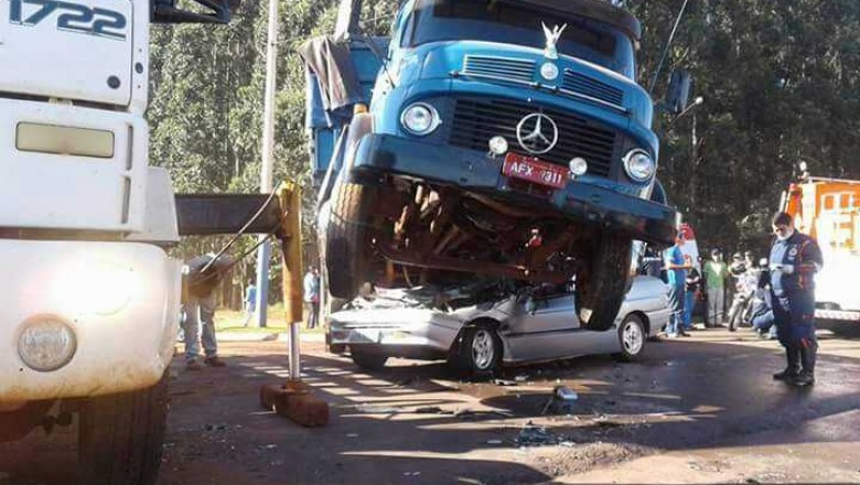 Caminhão esmaga carro em rodovia do interior do PR