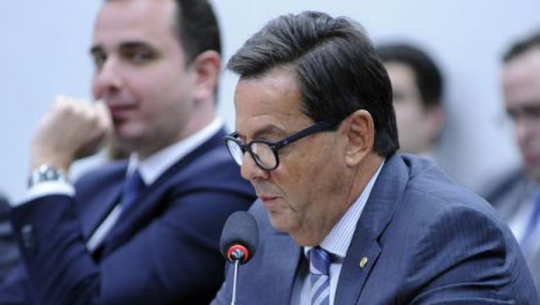 Zveiter lê voto favorável à admissibilidade da denúncia contra Temer