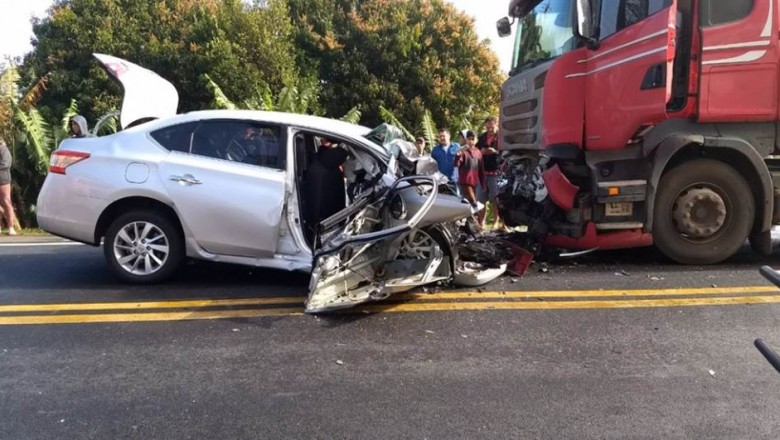 Pai e filho morrem em acidente na PR-092; carro que eles estavam bateu de frente com caminhão