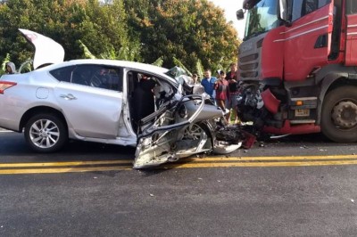 Pai e filho morrem em acidente na PR-092; carro que eles estavam bateu de frente com caminhão