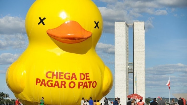 Fiesp volta expor o pato amarelo em protesto contra o aumento de impostos e o Governo Temer