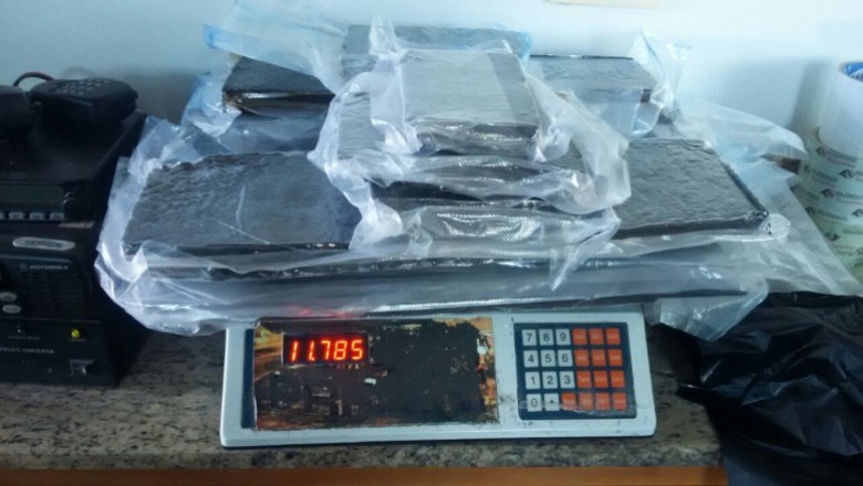 Dois paraguaios foram presos com 12 quilos de haxixe em fundo falso de mala