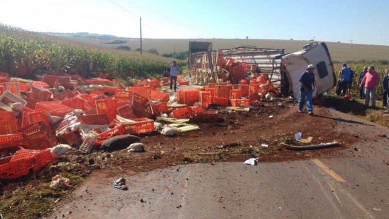 Caminhão ‘passa por cima’ de Palio em acidente