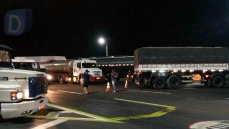 Caminhoneiros protestam em Arapongas