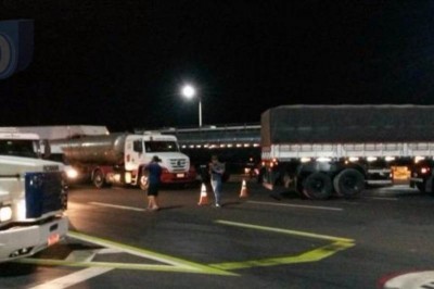 Caminhoneiros protestam em Arapongas