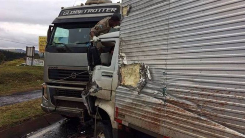 Batida envolve três caminhões e um carro na BR-153