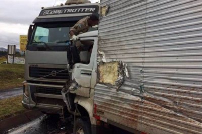 Batida envolve três caminhões e um carro na BR-153