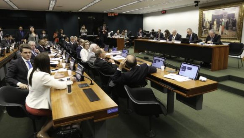 Câmara pode votar hoje mudanças no sistema eleitoral