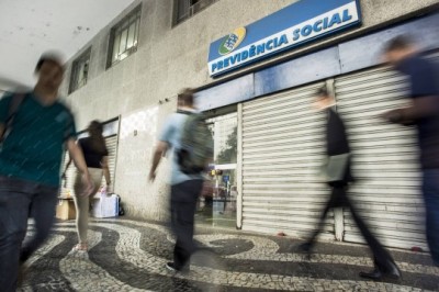 Aposentados do INSS caem em novo golpe que promete aumentar valor do benefício