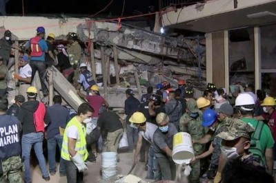 A busca desesperada por crianças em escombros de escola destruída por terremoto no México