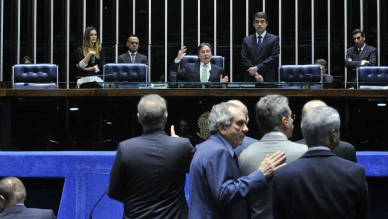 Senadores decidem revisar ordem do STF para afastar Aécio